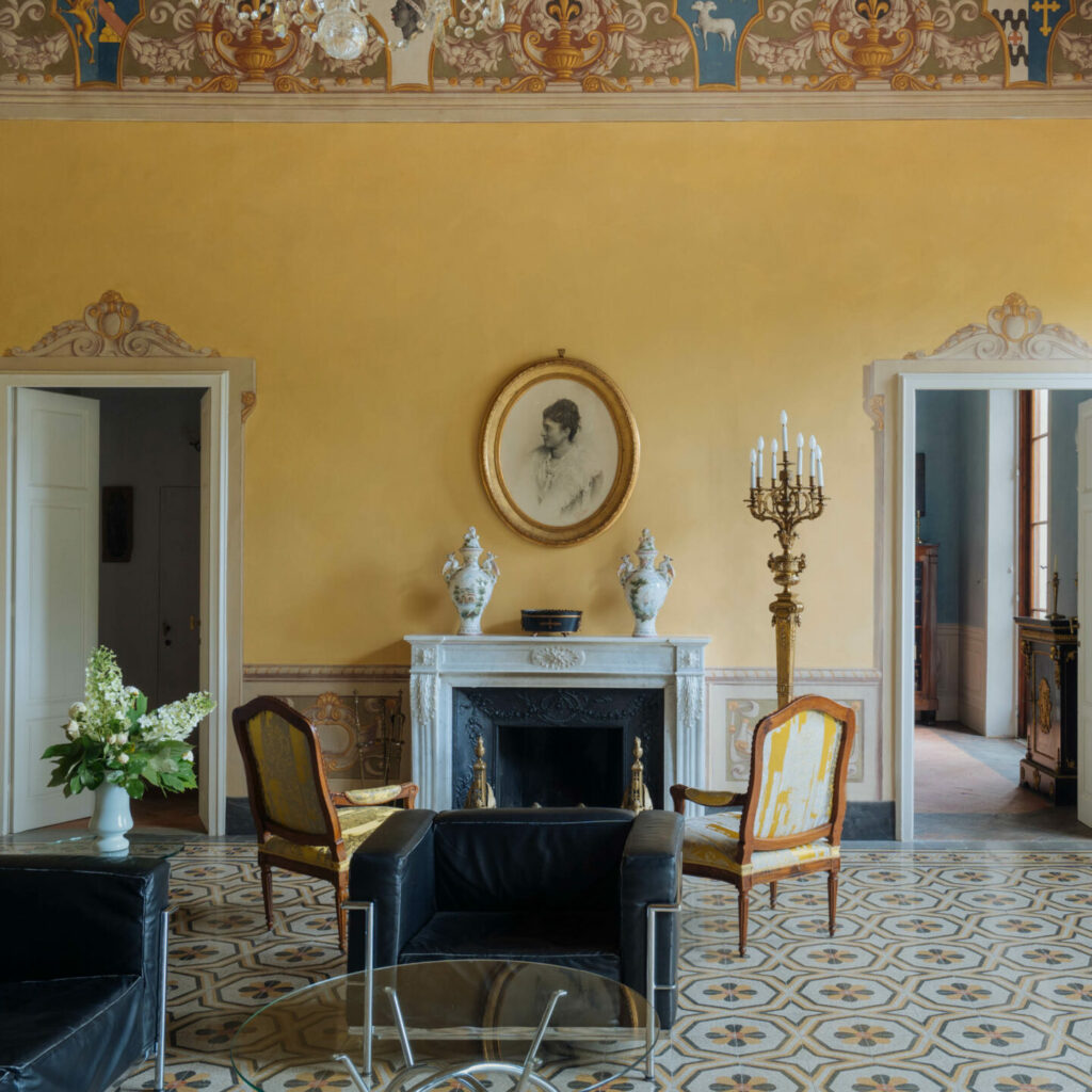 : Elegant living room of Cantina Villa Cosmiana with classic furnishings and decorative details