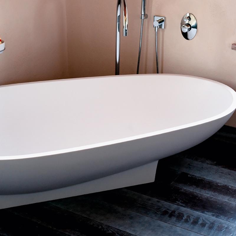 Bagno moderno con elegante vasca da bagno bianca autoportante e accessori cromati, realizzato da Archidomus, Architetto Monica Rossi.