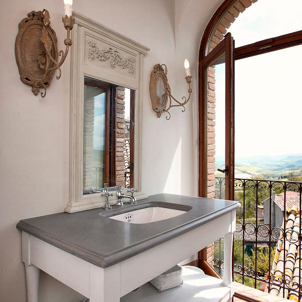 Bagno con lavandino e porta aperta sul balcone con vista panoramica, realizzato da Archidomus - architetto Monica Rossi