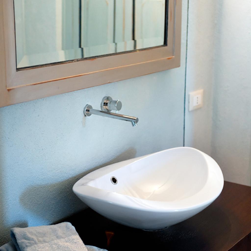 avabo da bagno moderno con rubinetto a parete, realizzato da Archidomus - Architetto Monica Rossi.