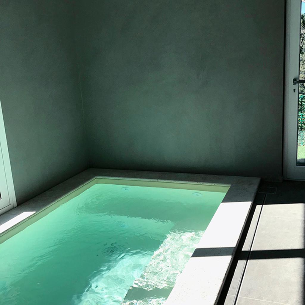 Piscina interna con design minimalista di Archidomus e Architetto Monica Rossi.