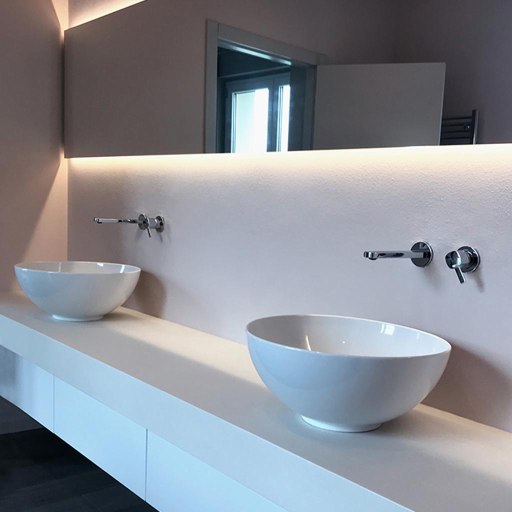 Bagno moderno con design minimalista, con doppi lavabi a bacinella, progettato da Archidomus e Architetto Monica Rossi.