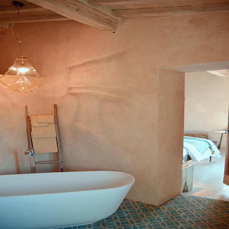 Elegant bathroom with freestanding tub in a restored house in Tuscany by Archidomus - Monica Rossi Architetto