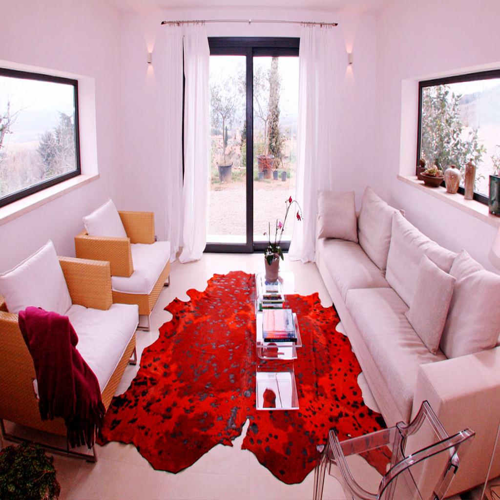 Modern living room designed by Archidomus, featuring white sofas, wicker chairs, a glass coffee table, and a vibrant red rug by Architetto Monica Rossi.